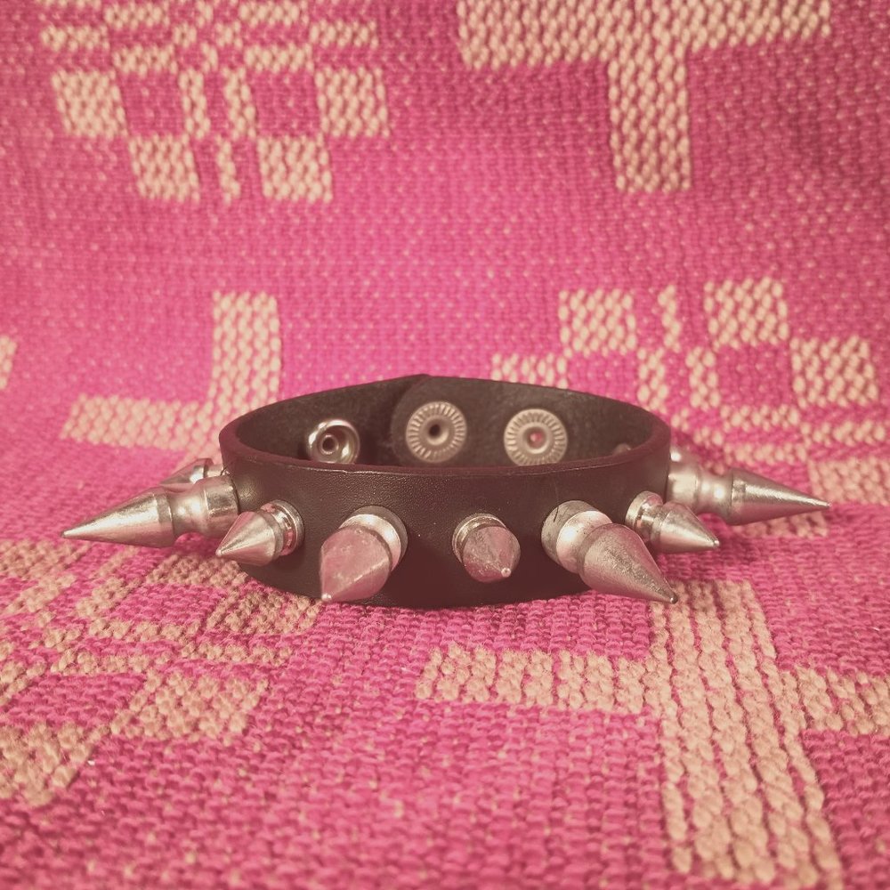 Vintage adjustable black leather punk goth 2 size spike bracelet cuff